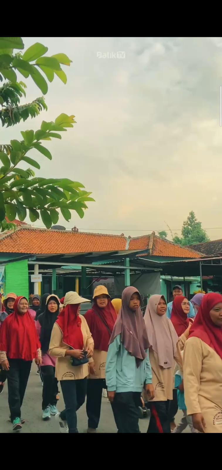 PKK Padukuhan Bakungan memperingati hari ibu ke 96 dengan jalan sehat bersama