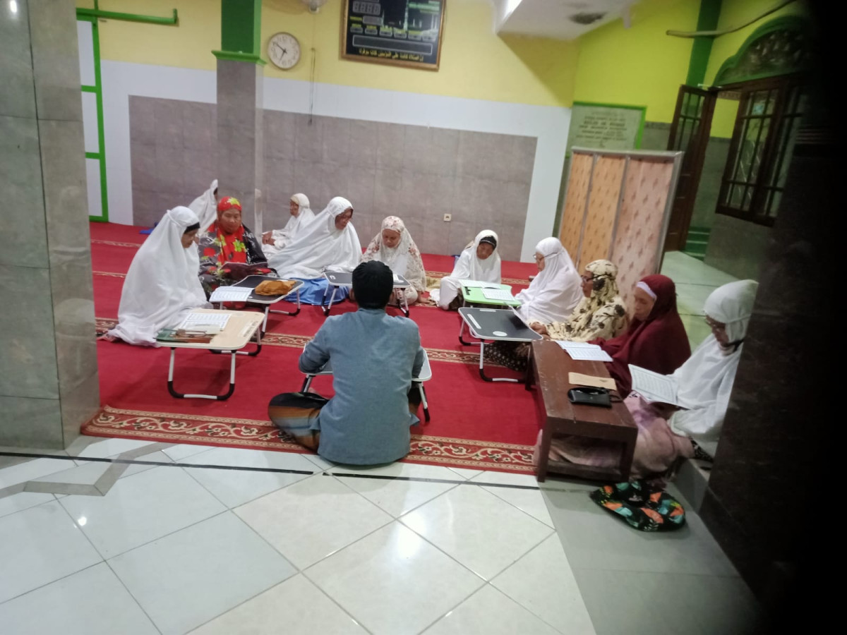 Kegiatan membaca iqro dengan metode ummi jilid 5 halaman 31 sampai 33 Padukuhan Malangrejo