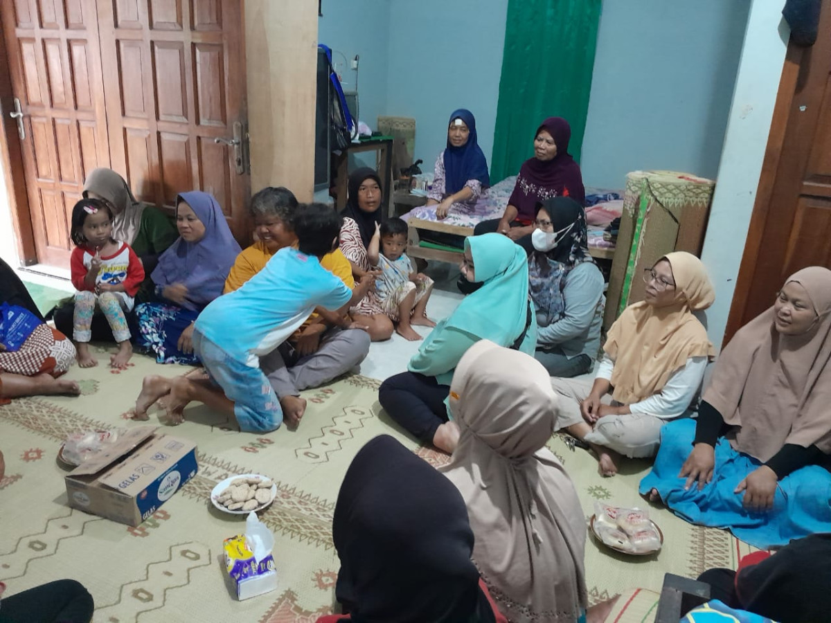 Menjenguk ibu Ngatiyem warga rt 2 padukuhan Malangrejo  yg baru pulang dari opname di RS Hermina