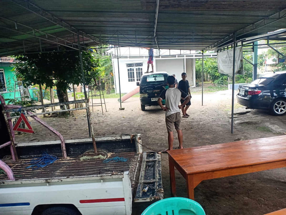 Gotong royong pemuda RW 56 Padukuhan Bakungan selesai acara kegiatan hari ibu