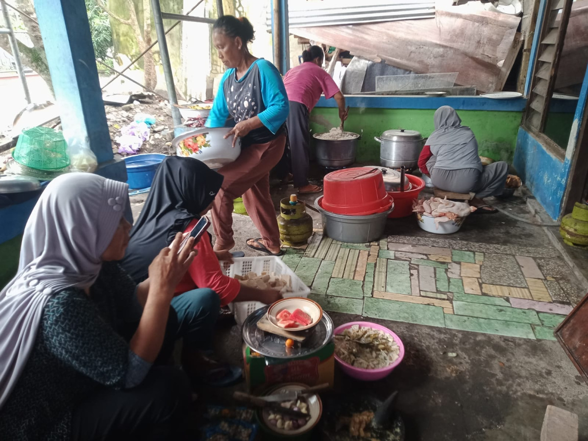Rewang mempersiapkan keperluan utk acara tahlil 7 harinan alm ibu ani sulastri padukuhan Malangrejo