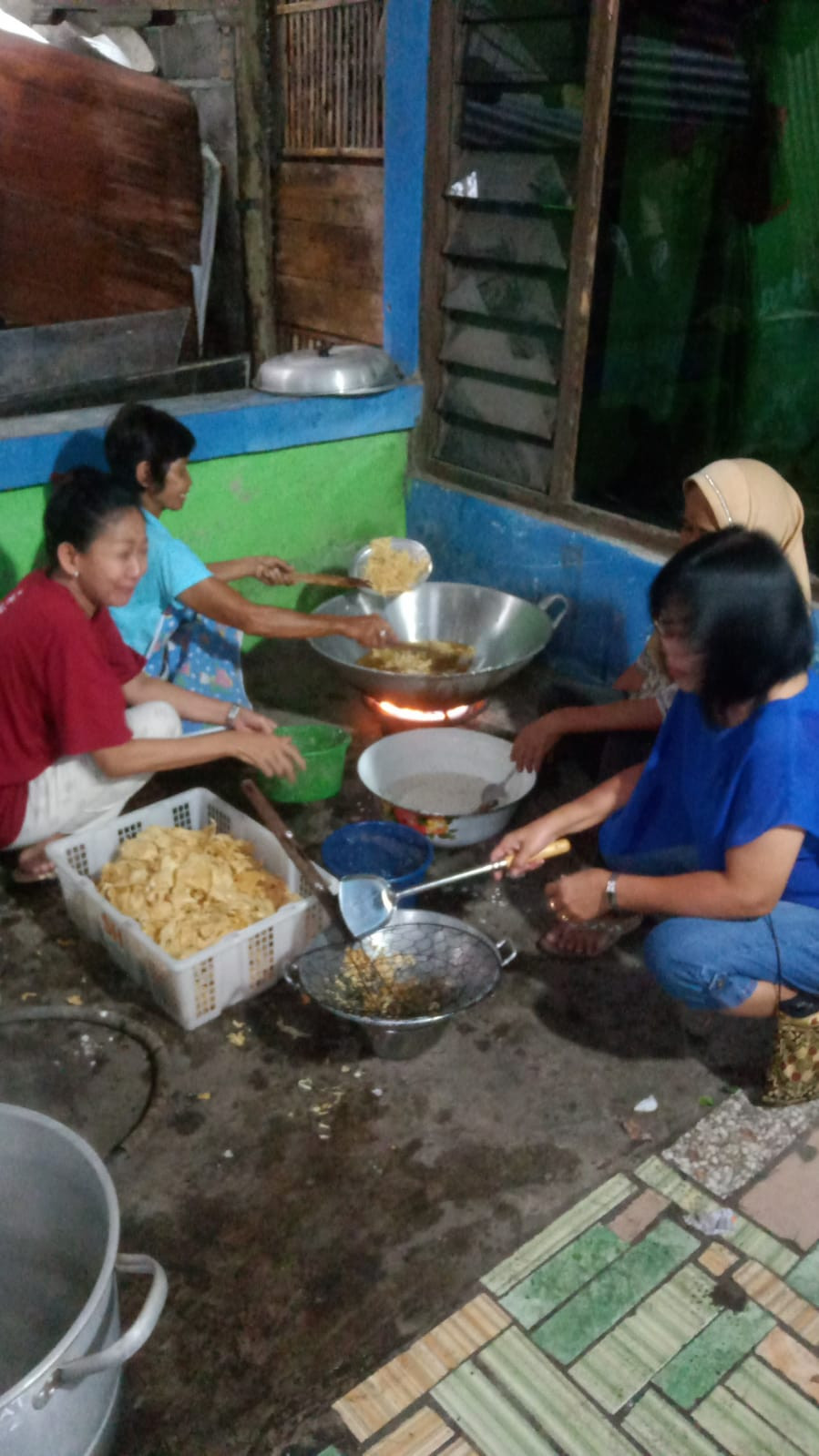 Rukun sosial ibu" rt 02 padukuhan Malangrejo dalam mempersiapkan snack dan minum utk acara tahlil