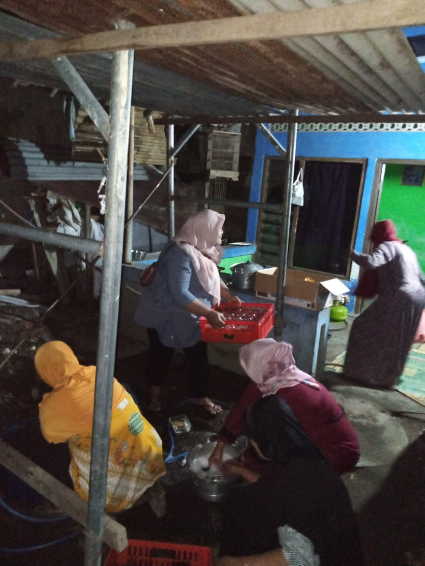 Rukun sosial ibu" rt 02 padukuhan Malangrejo dalam mempersiapkan snack dan minum utk acara tahlil