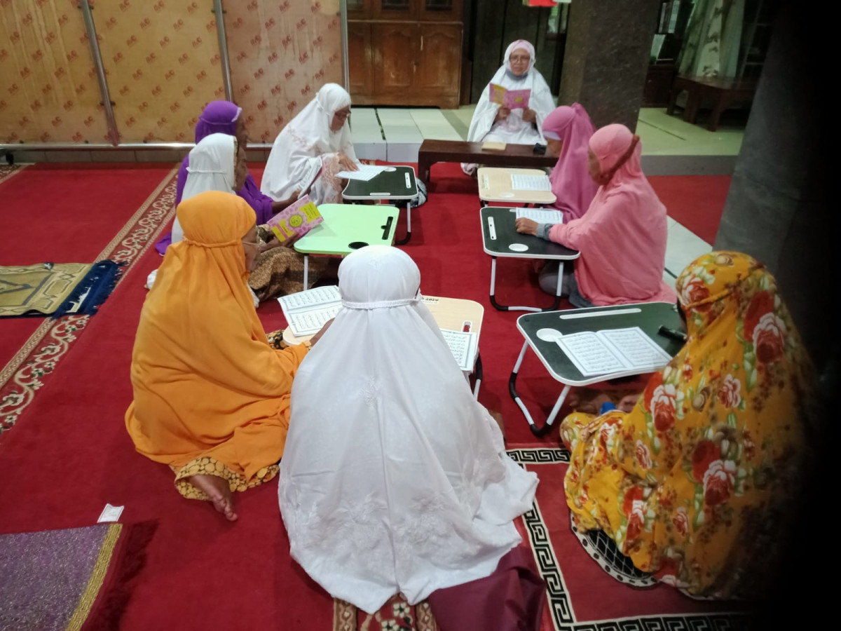 Belajar membaca iqro dengan metode ummi oleh ibu2 jamaah masjid arrohmah padukuhan Malangrejo