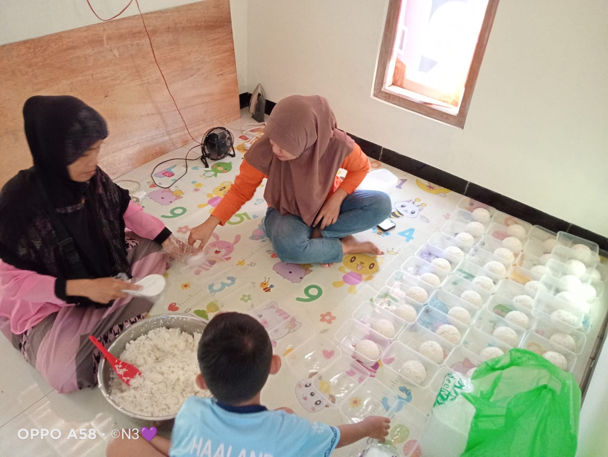 Foto kegiatan  packing PMT