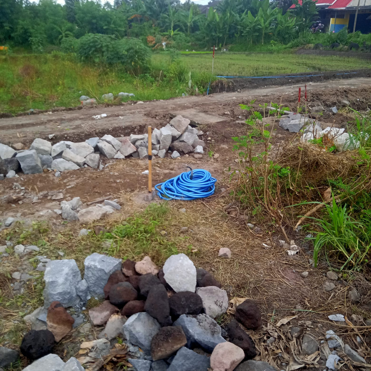 Batu untuk pembangunan parit irigasi