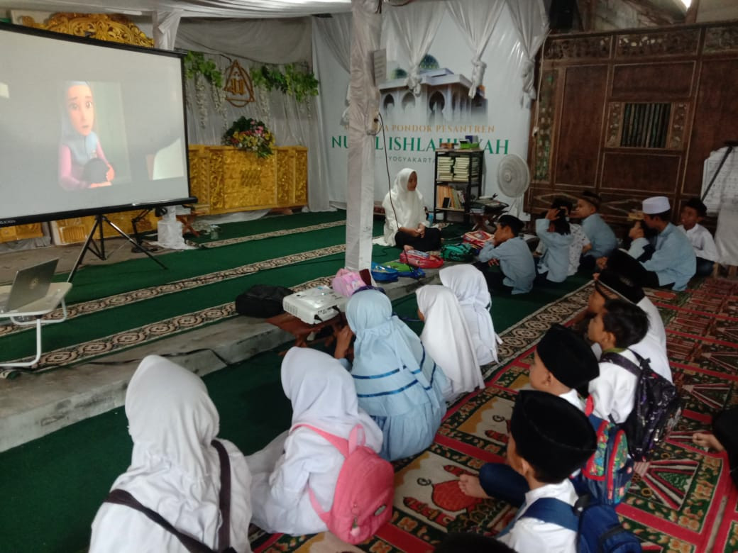 Kegiatan menonton bersama di TPQ Nurul Ishlahiyyah Bakungan