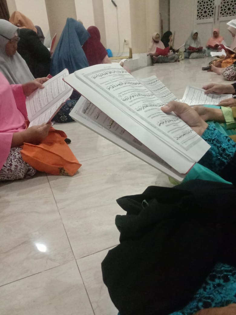 Pengajian rutin malam jumat ibu2 warga krajan