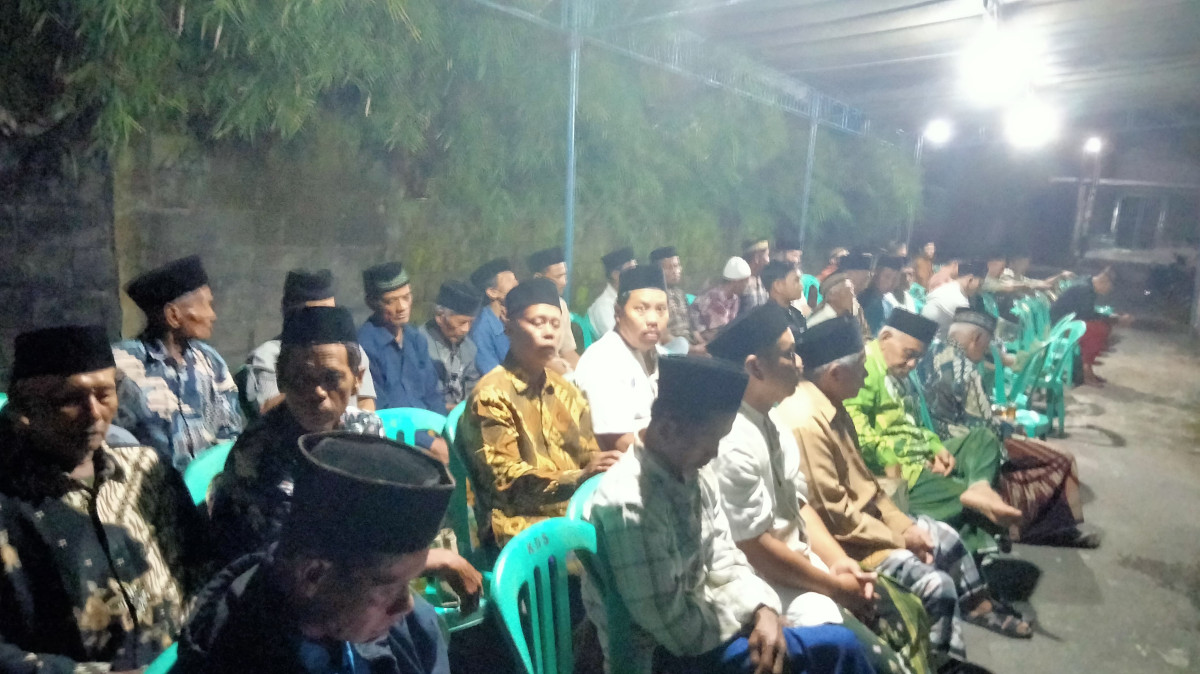 Tahlil dan do'a warga padukuhan Tonggalan