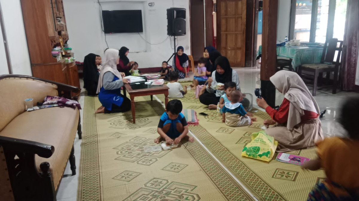 Penyuluhan posyandu oleh kader padukuhan Tonggalan