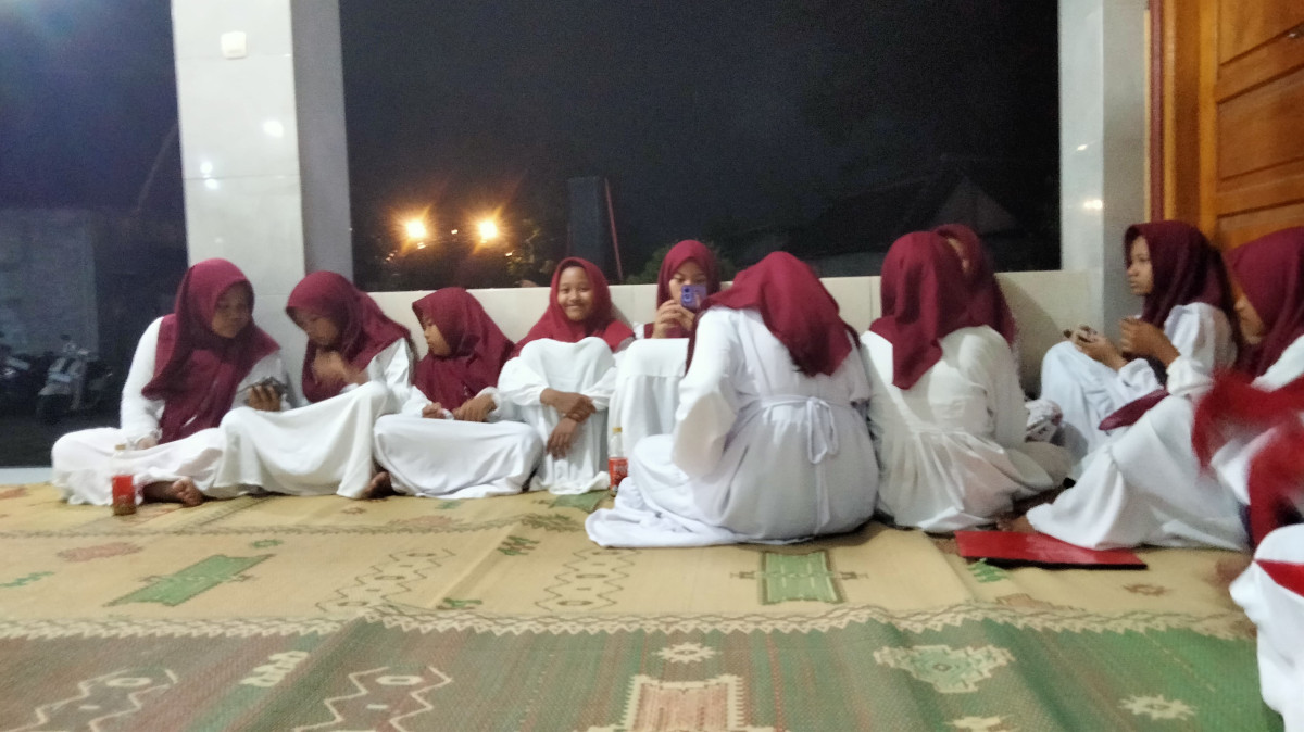 Kelompok hadroh Al Mubasyir yunior menyemarakkan oengajuan rutin Tonggalan