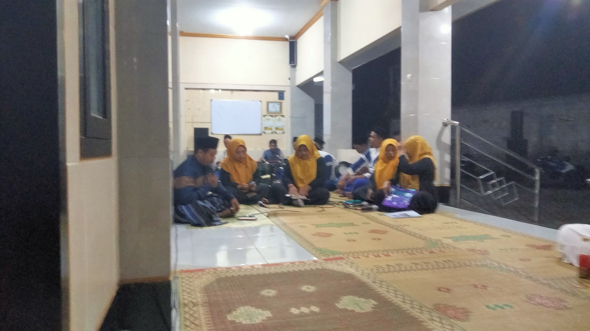 Hadroh Al Mubasyir tampil di pengajian rutin padukuhan tonggalan