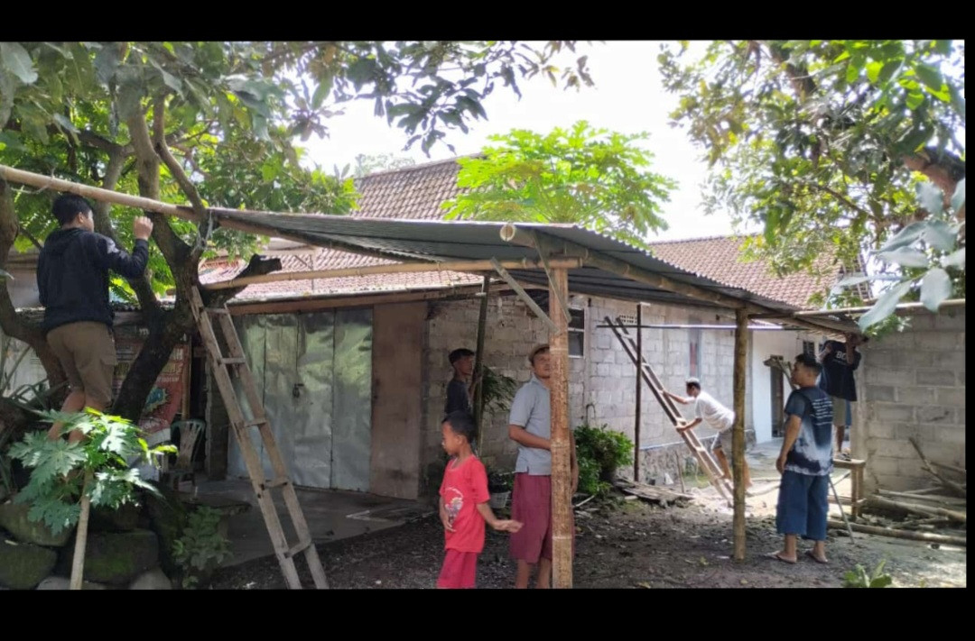 Gotong Royong Pemasangan Tratag Seng Pokoh