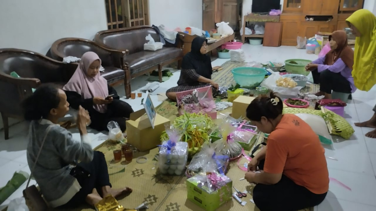 Pembuatan Seserahan Dan Asok Tukon Manten Warga RT 01 Pokoh