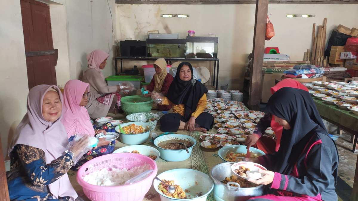 Gotong Royong Konsumsi Nikahan Warga RT 01 Pokoh