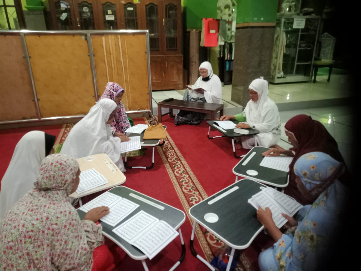 Belajar membaca iqro jilid 6 halaman 1 sampai 4 dengan metode ummi  Ibu2 Padukuhan Malangrejo