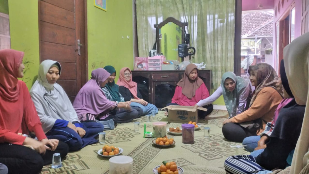 Rukun Sosial Menjenguk Orang Sakit Warga Rt 04 Padukuhan Malangrejo