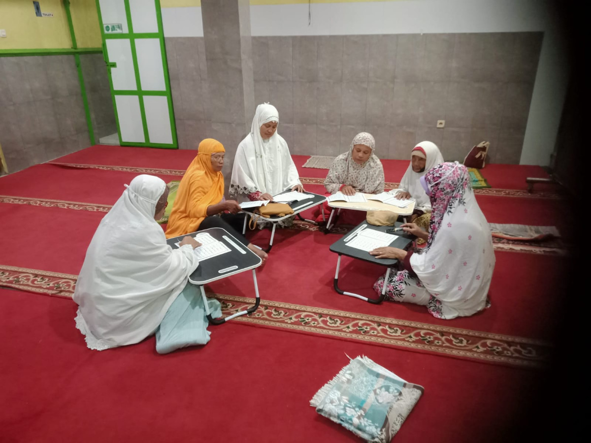 Latihan membaca iqro dengan metode ummi   Jilid 6 halaman 1 sampai 4 Masjid arrohmah Malangrejo