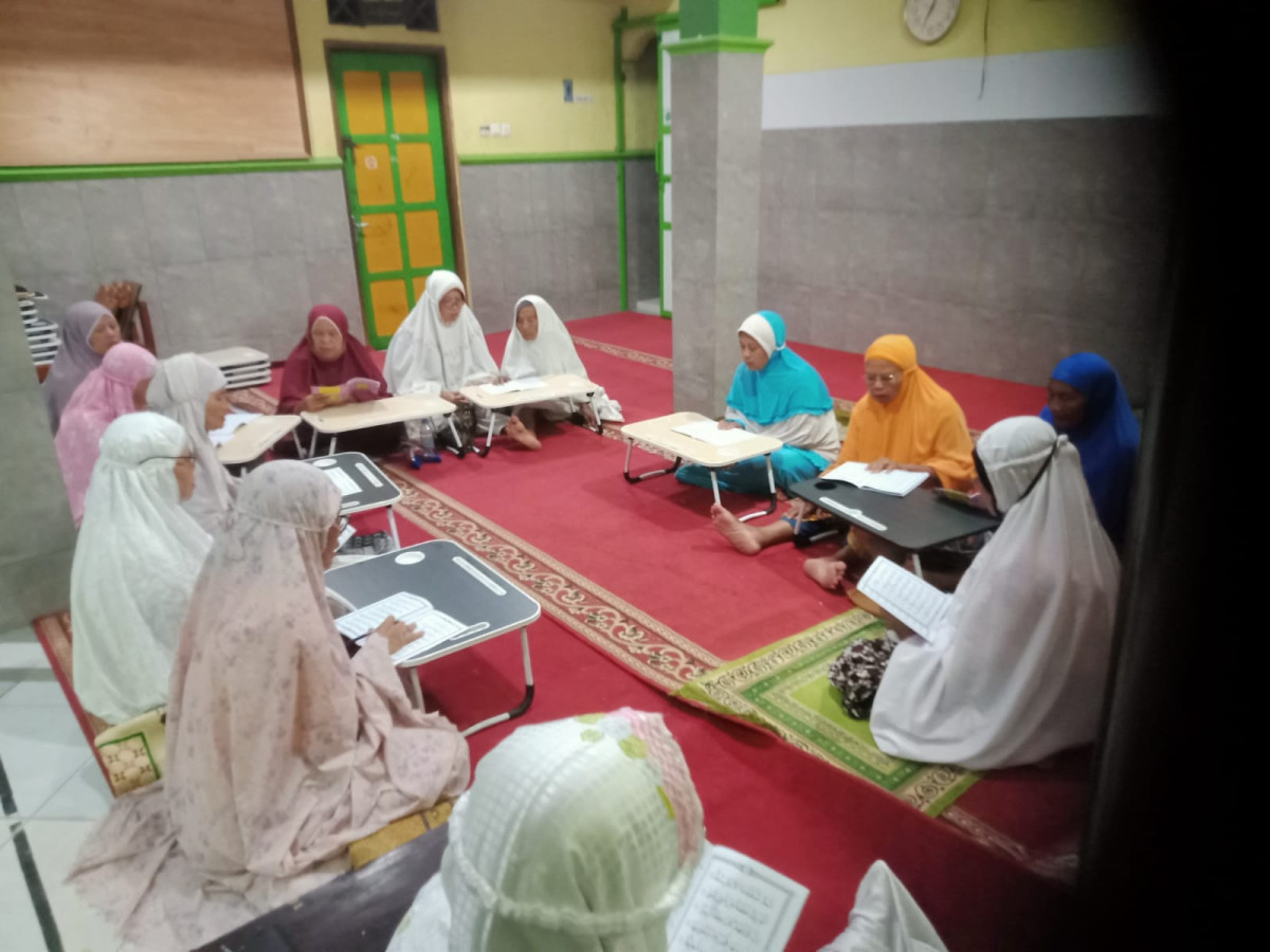 Membaca iqro metode ummi, jilid 6 halaman 1 dan 2  Ibu2 Jmaah masjid Arrohmah Padukuhan Malangrejo