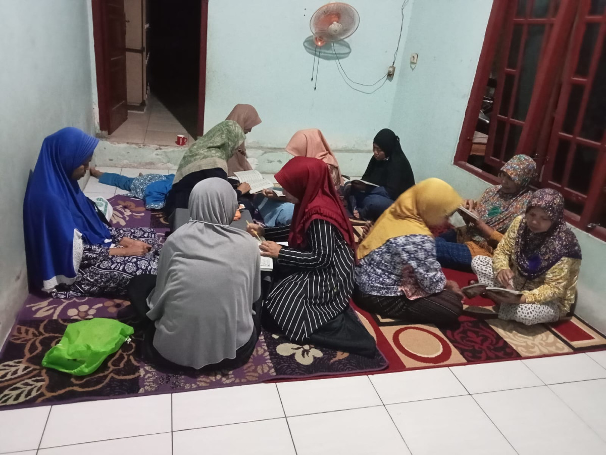 Belajar mengaji Al -qurban metode iqro dimulai dari jilid 1 dilanjutkan sholat isya berjamaah oleh ibu2 RT 3 padukuhan Malangrejo