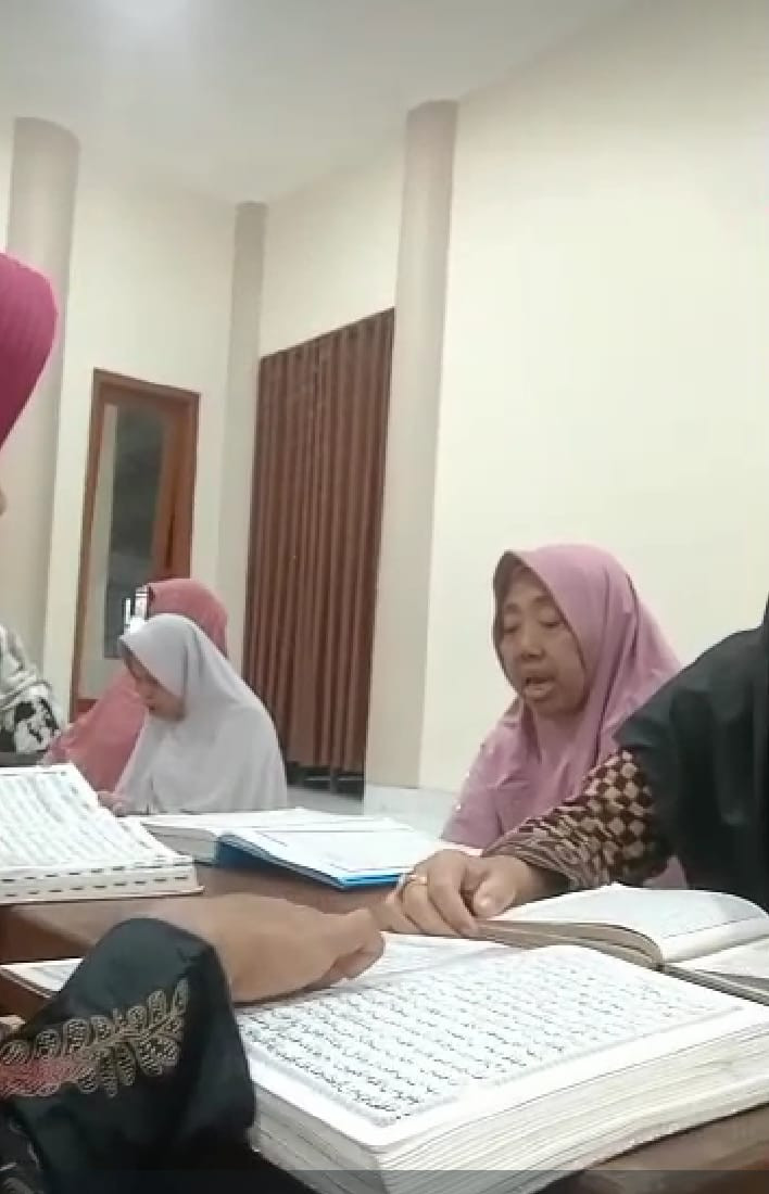 Kajian tadarus quran oleh ibu2 warga krajan