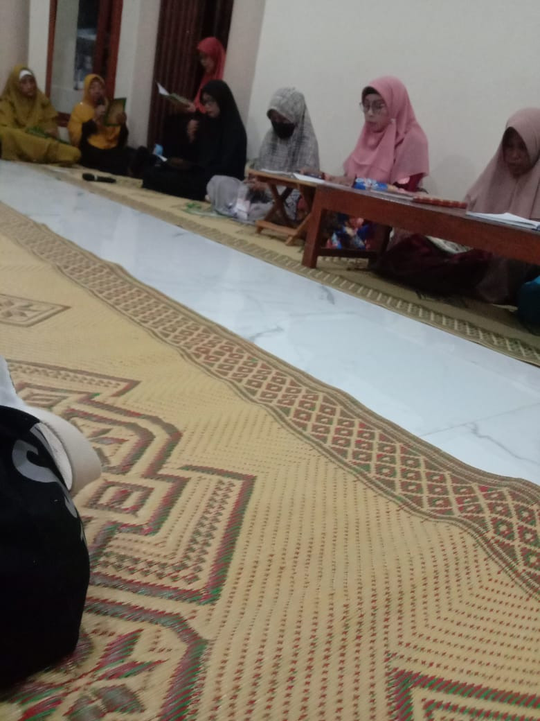 Pengajian rutin malam jumat ibu2 warga krajan