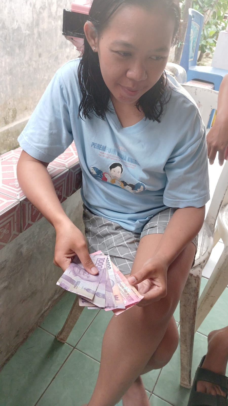 Pemberian saham anggota rt 3(ibu ayu) Dusun sawahan kidul