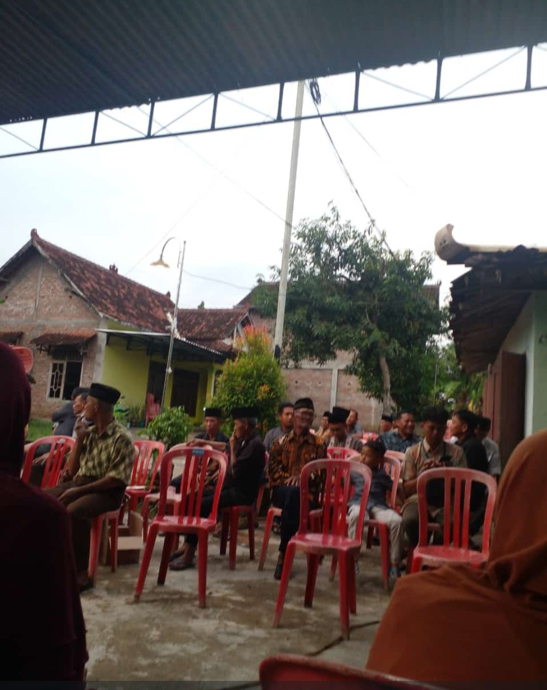 Rukun sosial takziah ke keluarga Ibu Hartini,Sawahan kidul