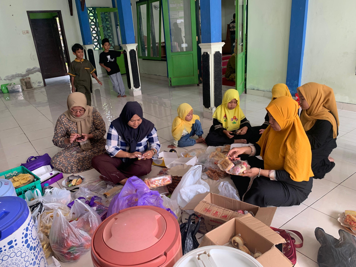 Pembungkusan snak untuk gladi bersih Hadroh di dusun Babadan