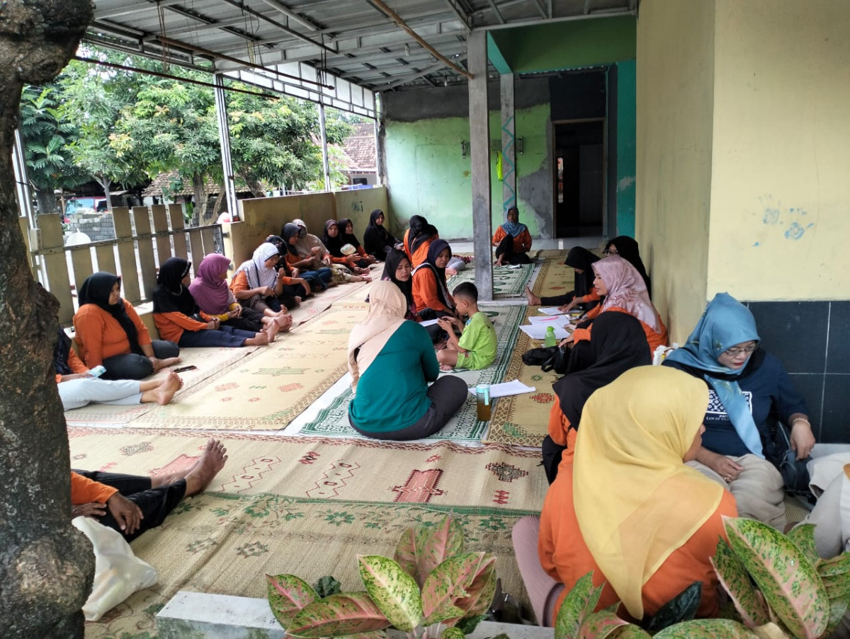 Pertemuan ibu2 RT 03 Malangrejon terkait informasi  RDM Fest dan rencana pembagian jadwal takjilan dan syawalan