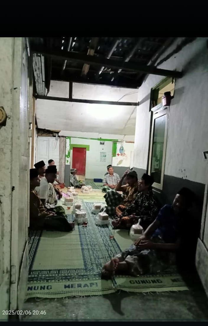 Acara tahlilan oleh Bapak2 warga Krajan