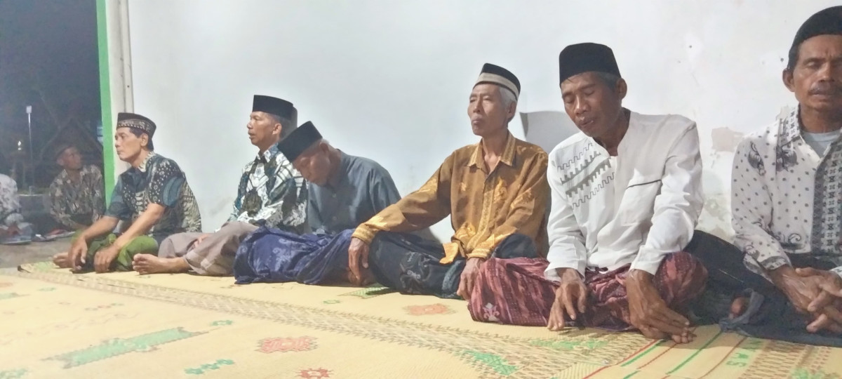 Tahlil warga padukuhan Tonggalan