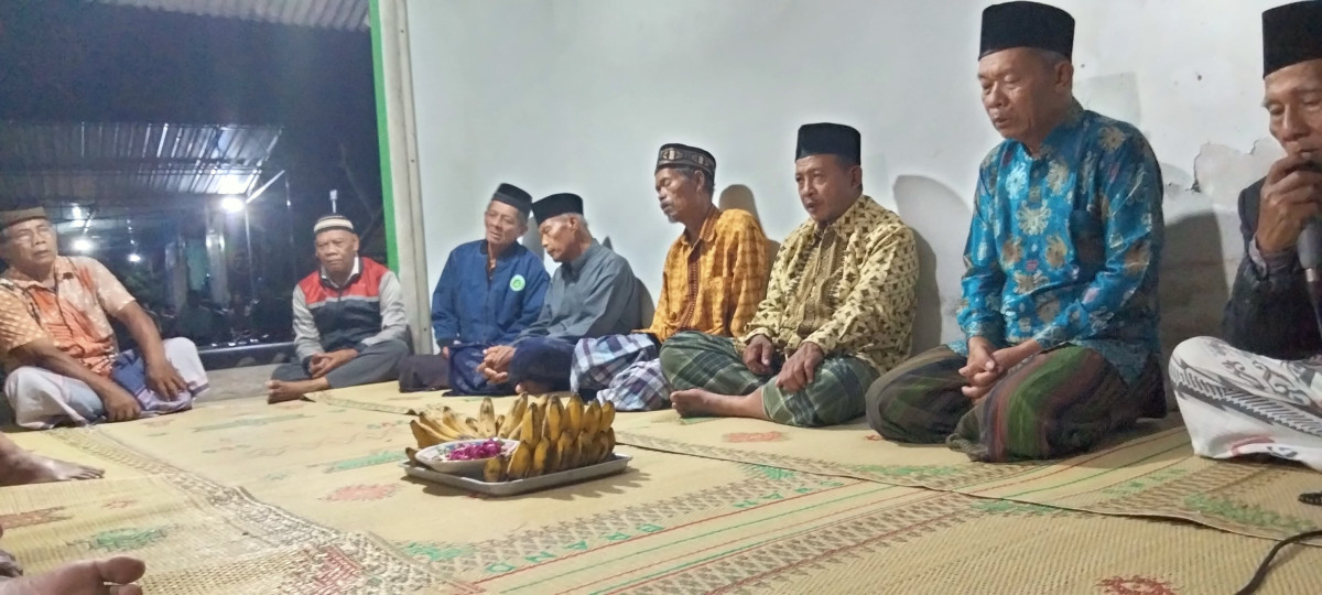 Tahlil 7 hari orang meninggal warga padukuhan Tonggalanan