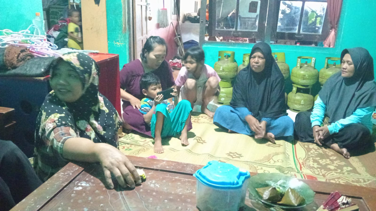 Menjenguk tetangga sakit oleh warga krajan