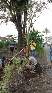 Kerja bakti pasang tiang lampu di Sanggrahan