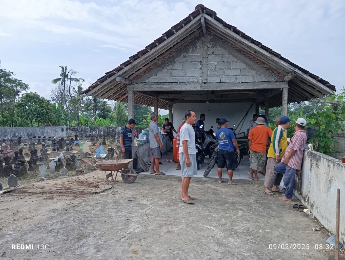 Kerja bakti bersihkan makam bendungan padukuhan Tegalsari