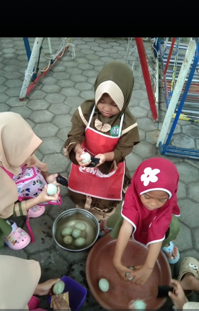 Praktek pembuatan telur asin oleh murid2 paud insan dua krajan