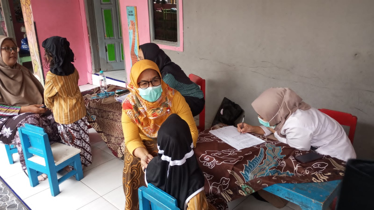 Pemeriksaan Rutin oleh Petugas puskesmas di wilayah Paud Insan Mulia Dua Krajan