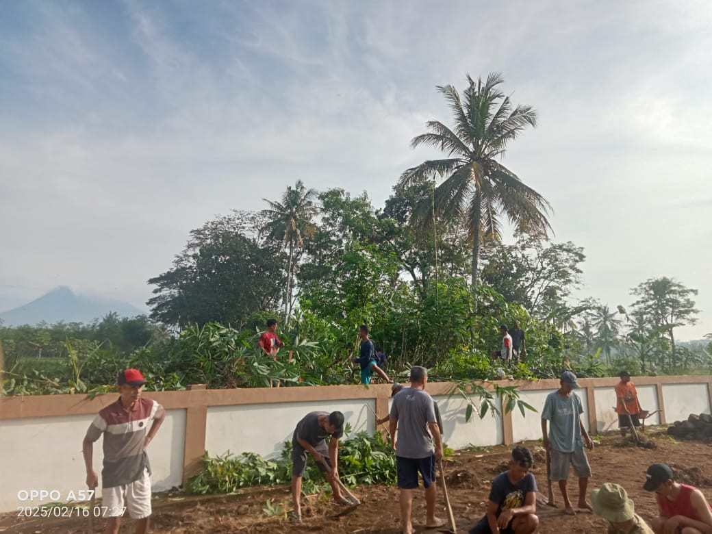 Bersih makam menjelang nyadran
