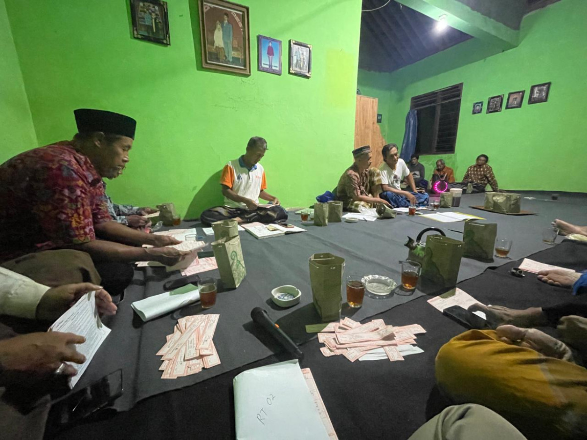PERTEMUAN RUTIN RT 02 DI PADUKUHAN BLOTAN