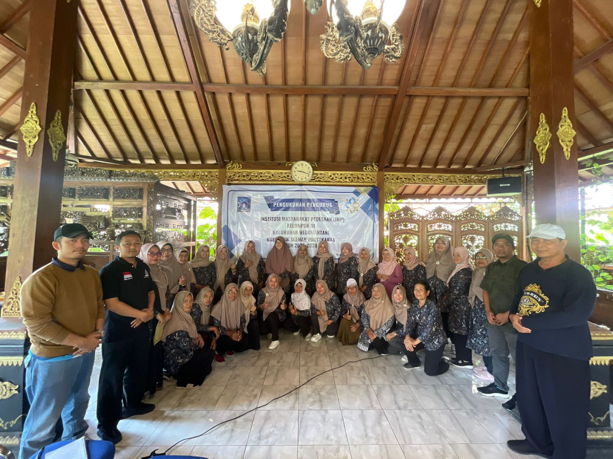 5 Kader  per/ rt , bapak ibu padukuhan Tegalsari mengikuti acara pengukuhan pengurus imp kelompok 3  baru tahun 2025_2028