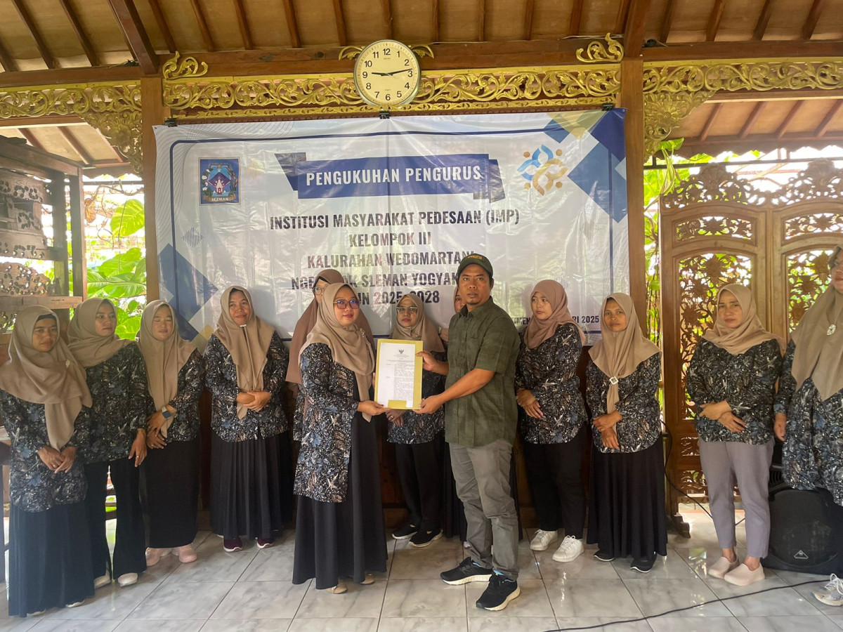 Pemberian SK oleh bapak ulu ulu wedomartani kepada ketua baru