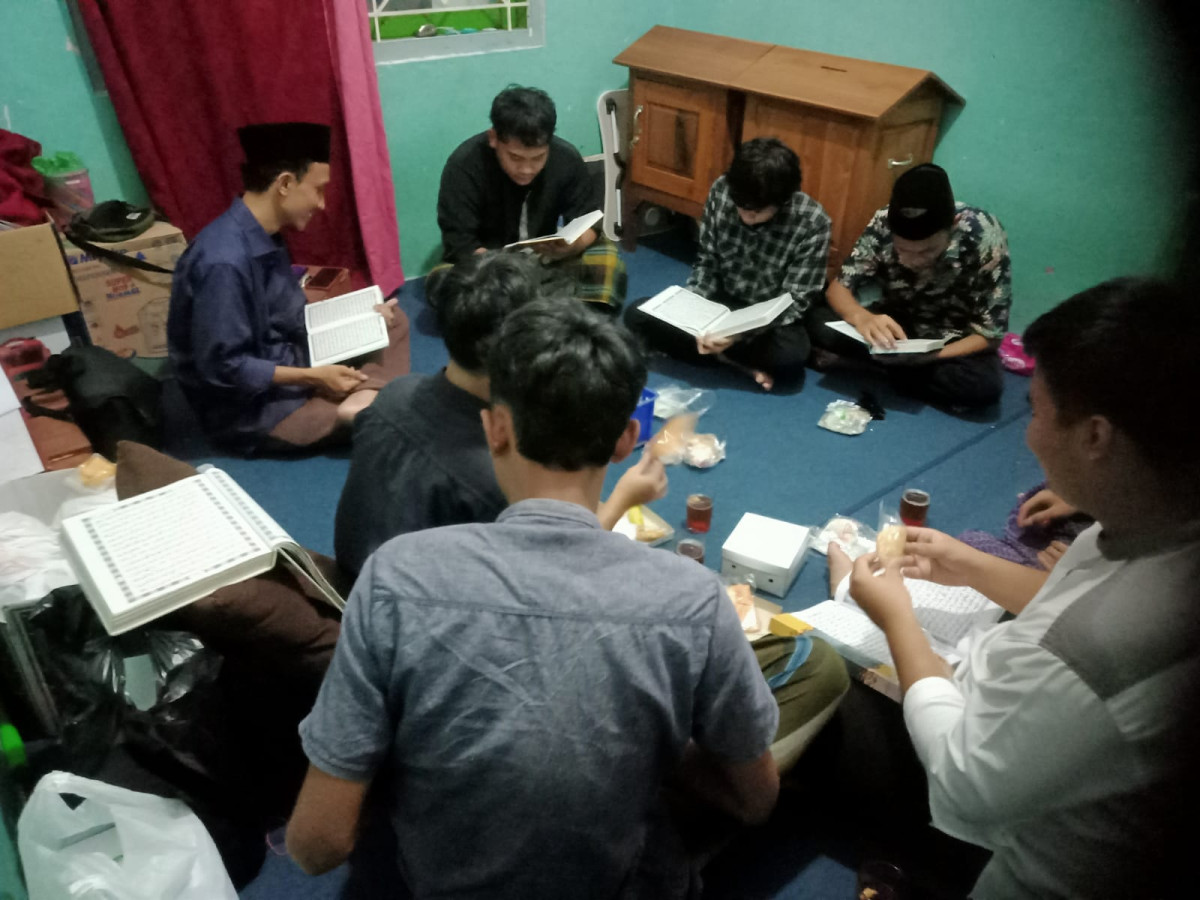 Tadarus Al-Qur'an remaja masjid Ar Rohmah Malangrejo