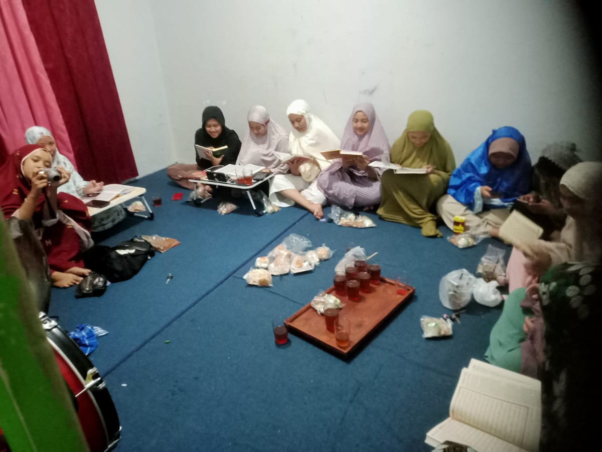 Tadarus Al-Qur'an remaja masjid Ar Rohmah Malangrejo