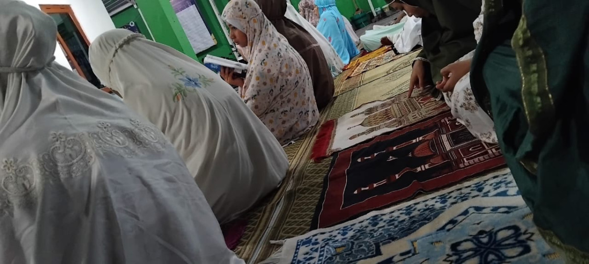Jamaah sholat tarawih masjid al huda Padukuhan Malangrejo