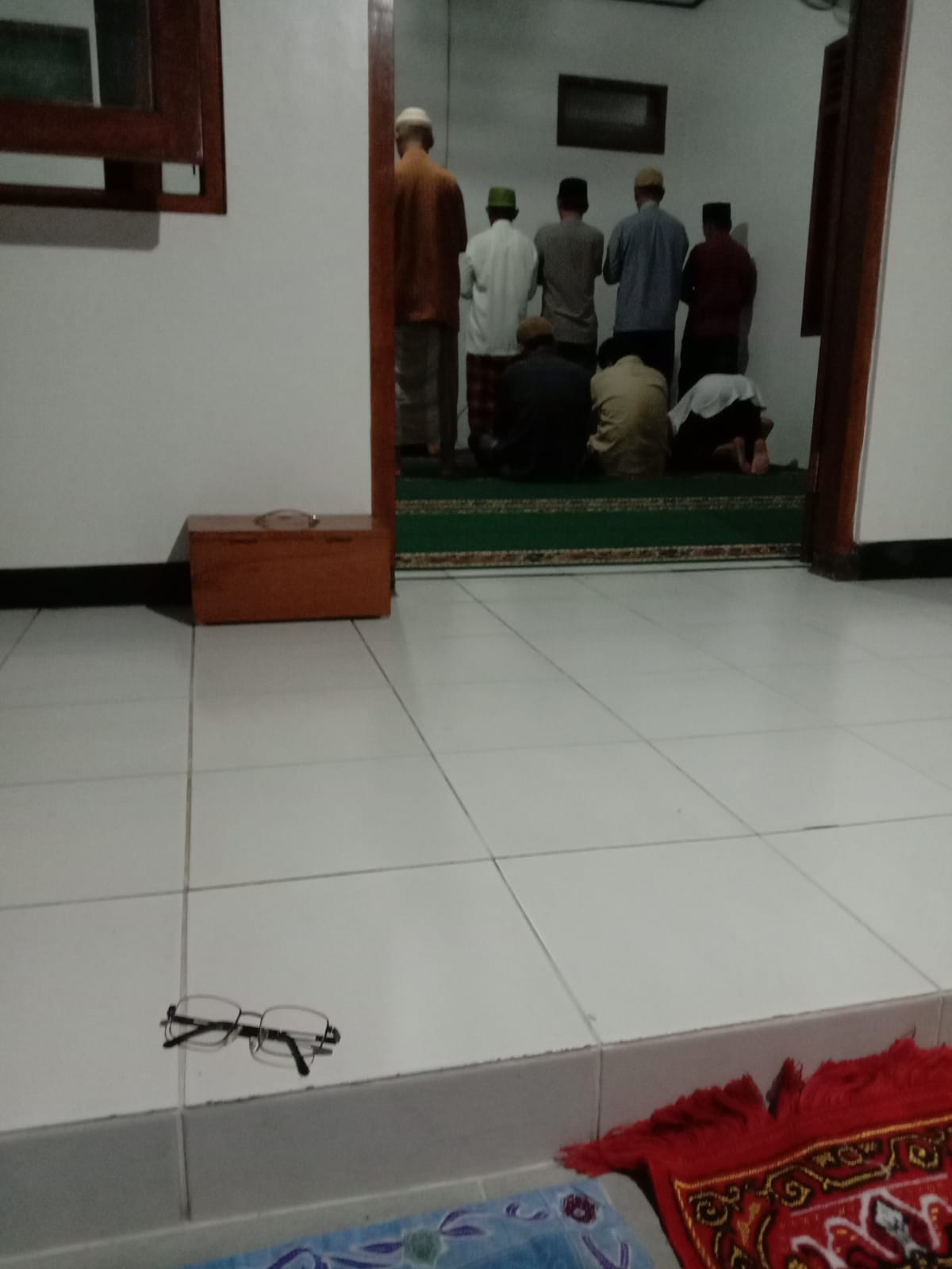 Sholat tarawih berjamaah oleh warga krajan