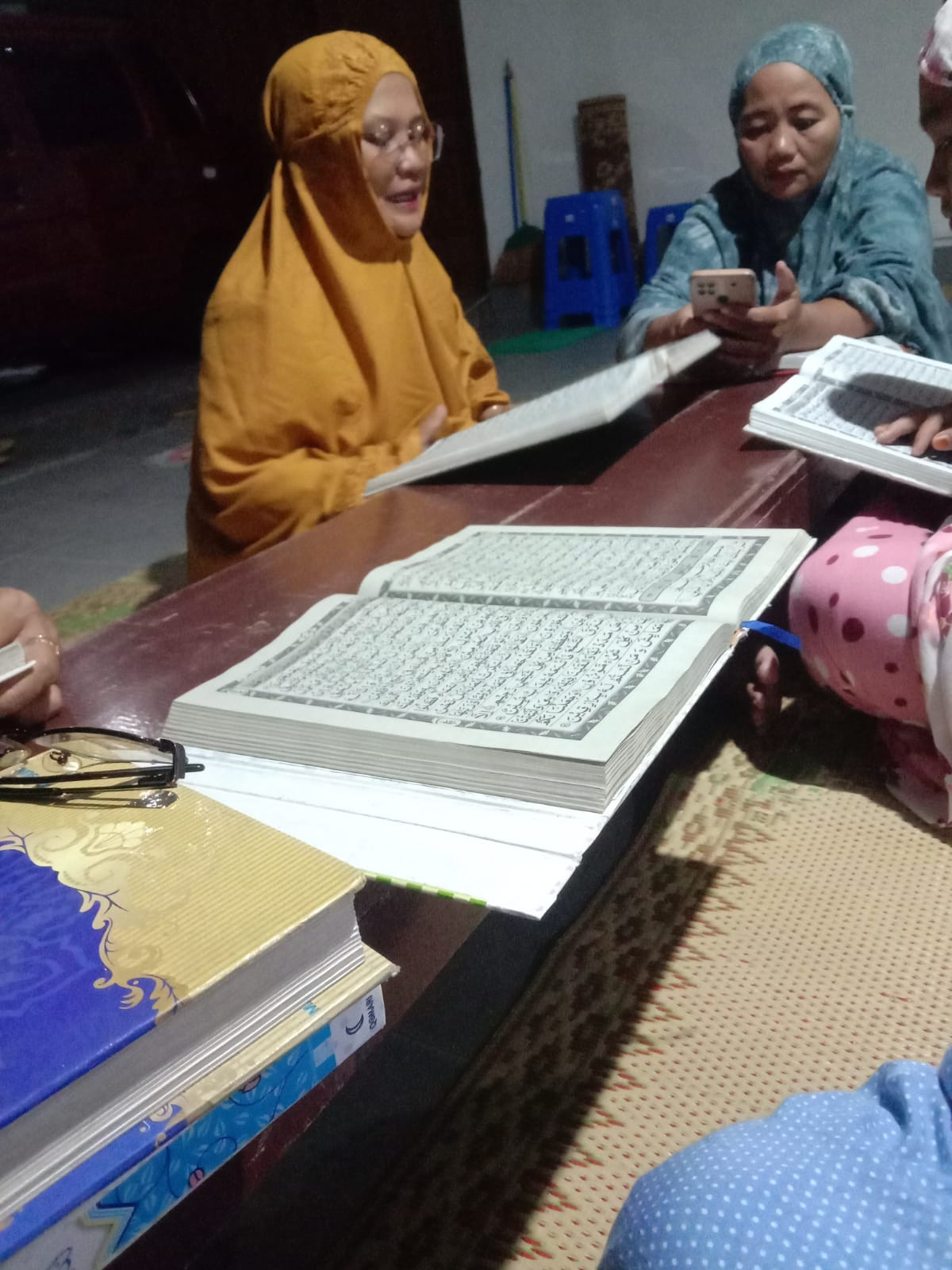 Tadarus Al quran oleh ibu2 warga krajan