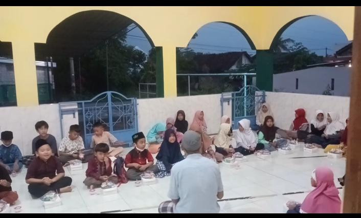 TPA anak anak kecil di masjid Al - ATQWA bendungan Tegalsari
