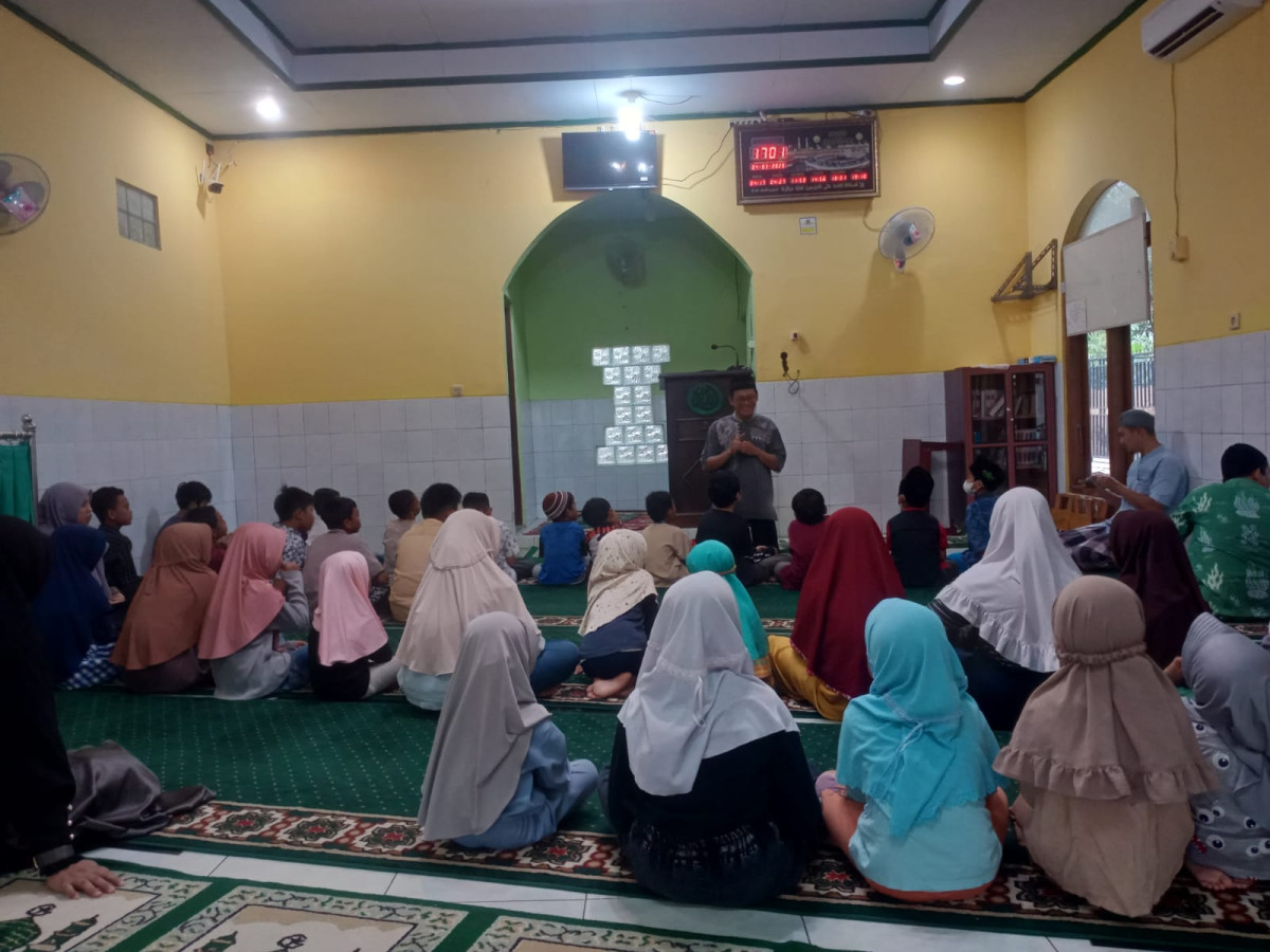 Anak-anak mendengar cerita kisah kisah nabi