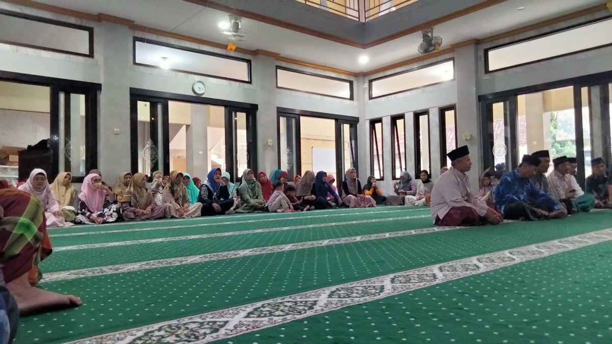 Pengajian menjelang berbuka puasa Masjid Miftahul Huda Tonggalan